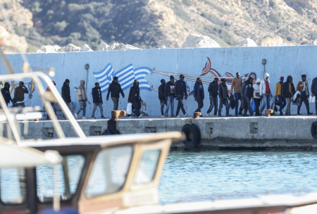 Migrantov v Grécku pribúda, najnovšie zachránili stovky mužov