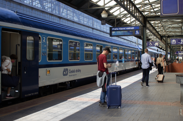 České vlaky meškajú pre krádež desiatok metrov káblov