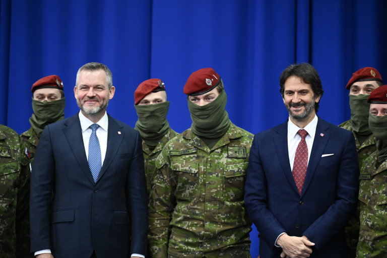 Slovenskí politici navštívili vojakov v napätom Kosove