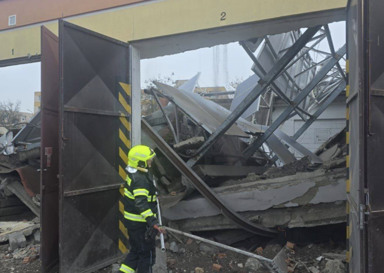 Na východe Slovenska sa zrútila strecha, po ľuďoch pátrajú