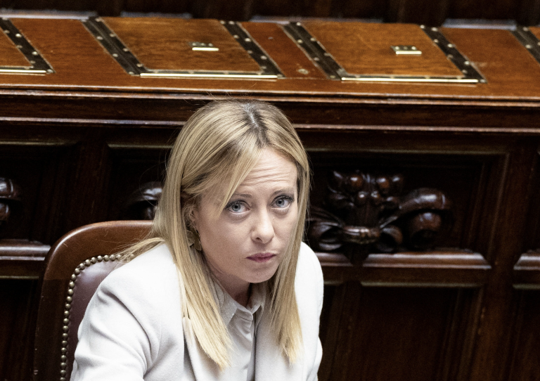 Clá a byrokracia brzdia EÚ. Merz a Meloniová chcú reformy