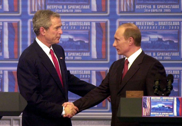 George Bush a Vladimir Putin v roku 2005 v Bratislave. Foto: Štefan Puškáš/TASR