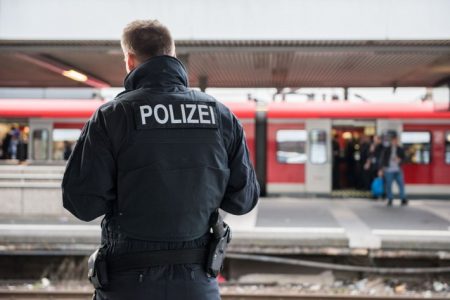 Polizei greift am Bahnhof libanesischen Migranten mit 28 Identitäten auf
