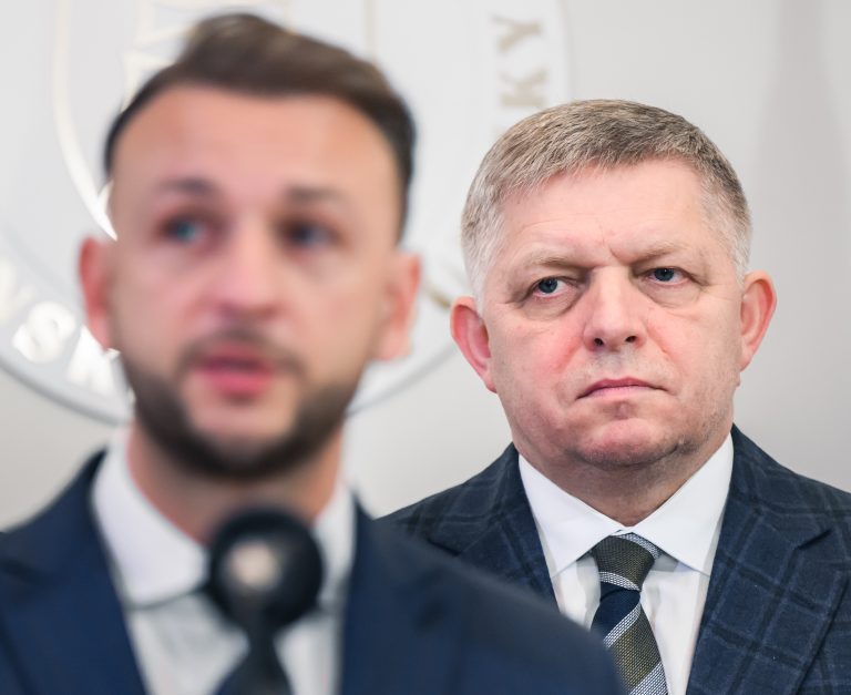 Matúš Šutaj Eštok a Robert Fico. Foto: Jaroslav Novák / TASR