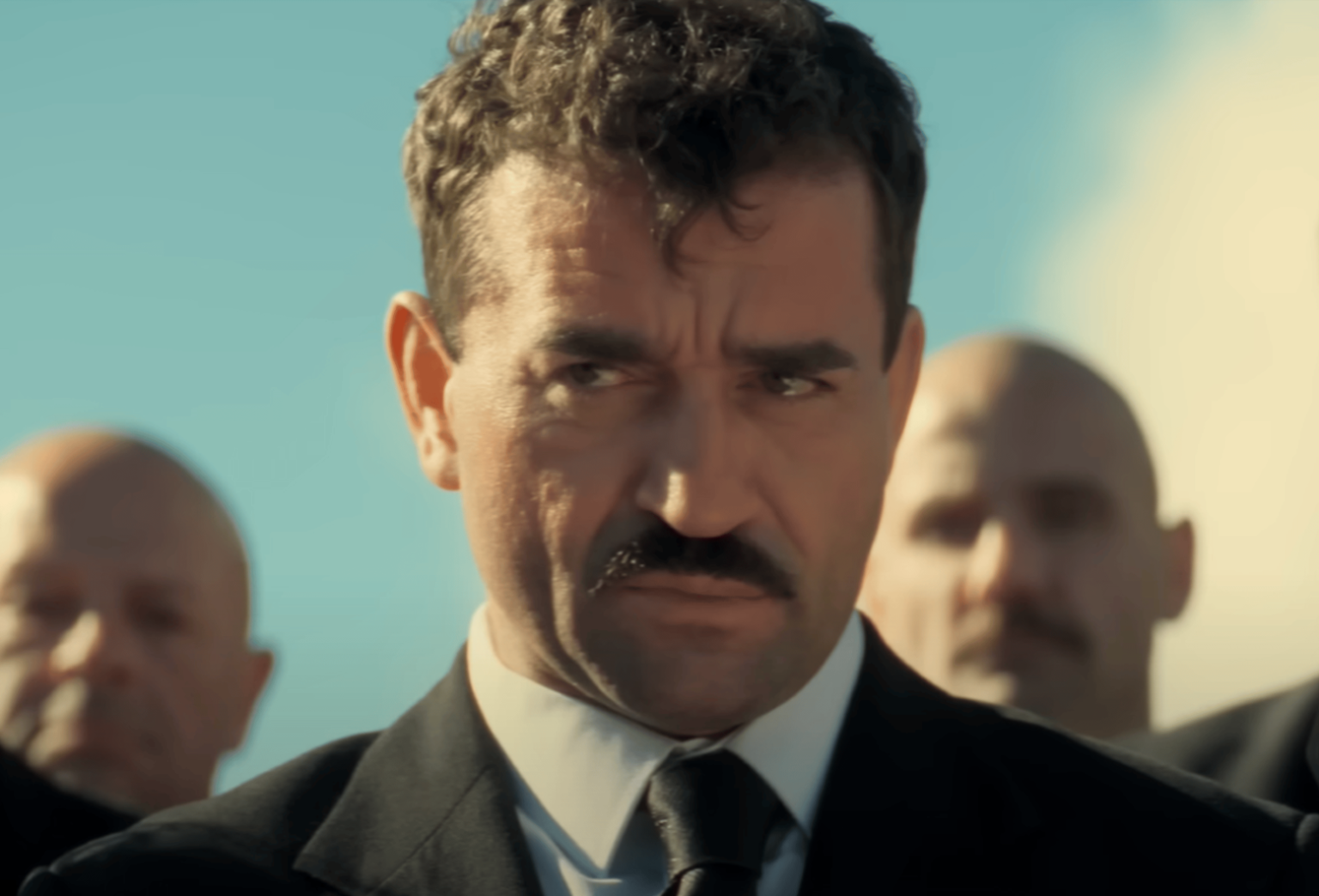 Mafiánský bos Mikuláš Černák stvárnený vo filme Miki herecom Milanom Ondríkom. Reprofoto: YouTube