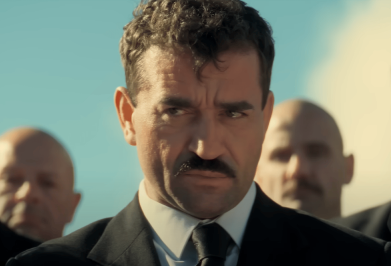 Mafiánský bos Mikuláš Černák stvárnený vo filme Miki herecom Milanom Ondríkom. Reprofoto: YouTube