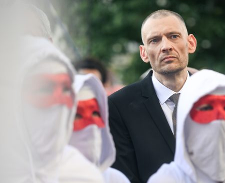 Chcel bojovať s Lukašenkovým režimom. Zatiaľ bojuje so ženou a strápňuje seba aj opozíciu