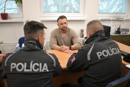 Šutaj Eštok odovzdal polícii nové autá, hovorí o úspore
