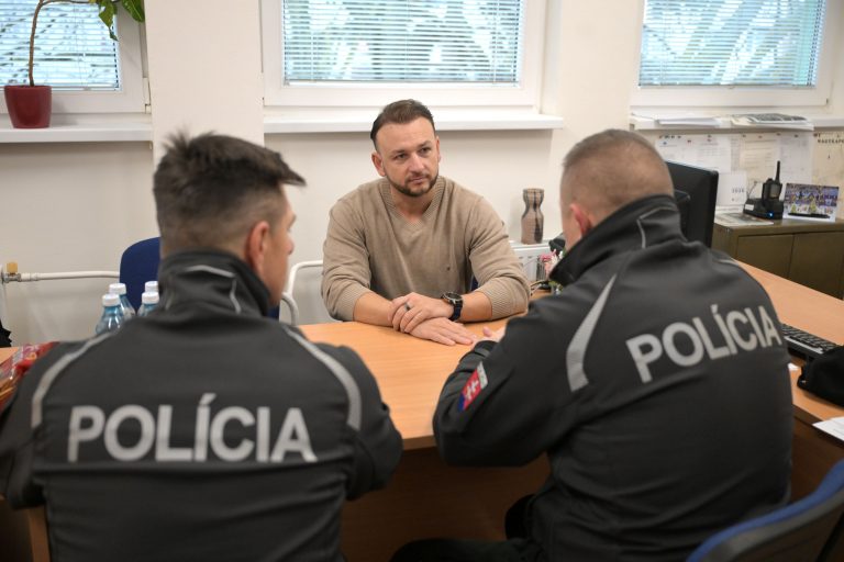Šutaj Eštok odovzdal polícii nové autá, hovorí o úspore