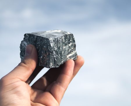 Striebro láme rekordy. Cena kovu sa na maximách dlho neudrží, tvrdia analytici