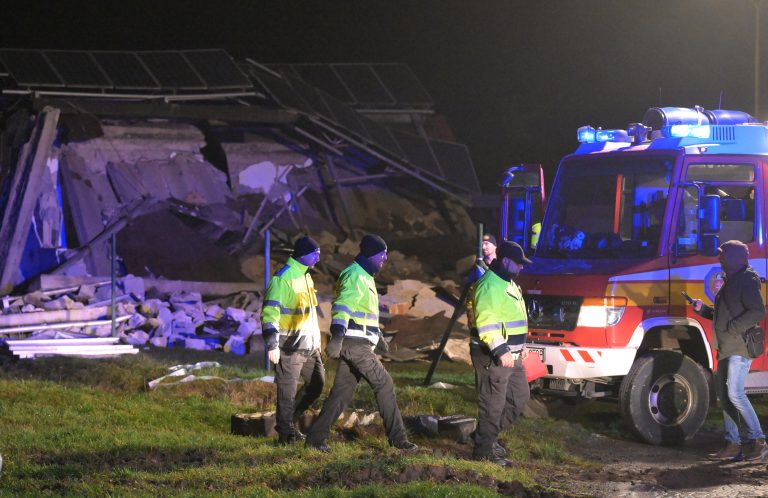 Pád strechy vo Veľkých Kapušanoch si vyžiadal troch mŕtvych. Foto: František Iván/TASR