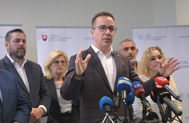 Práca namiesto dávok za tri mesiace umiestnila na trh práce 860 ľudí, tvrdí Tomáš