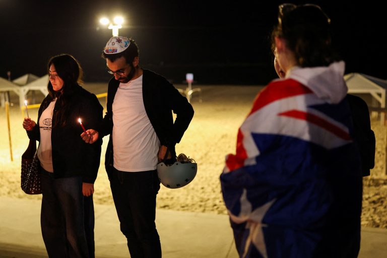 Židia na sviatok Chanuka. Foto: Ronen Zvulun/Reuters