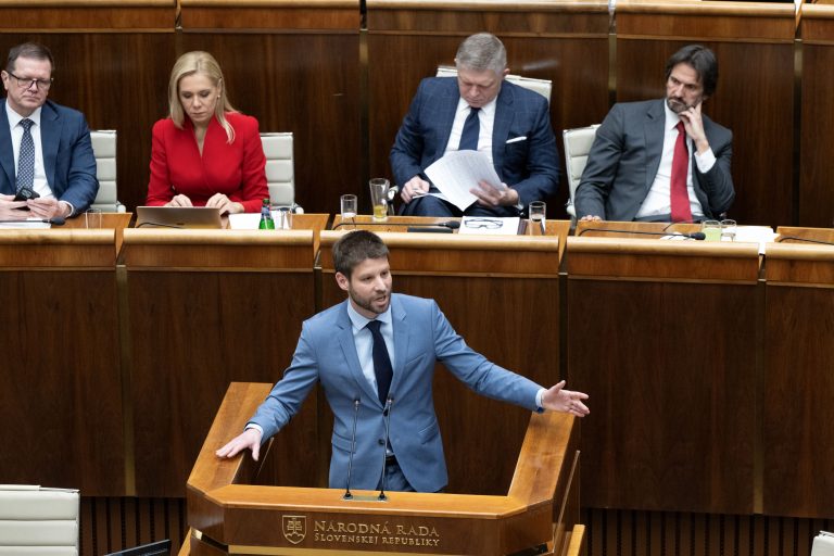 Rozpravu k návrhom na odvolanie členov vlády predčasne ukončili