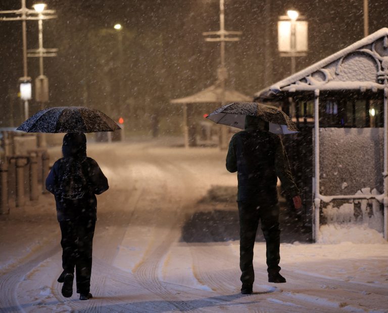 Schwerer Sturm in Frankreich lässt 380.000 Haushalte ohne Strom zurück