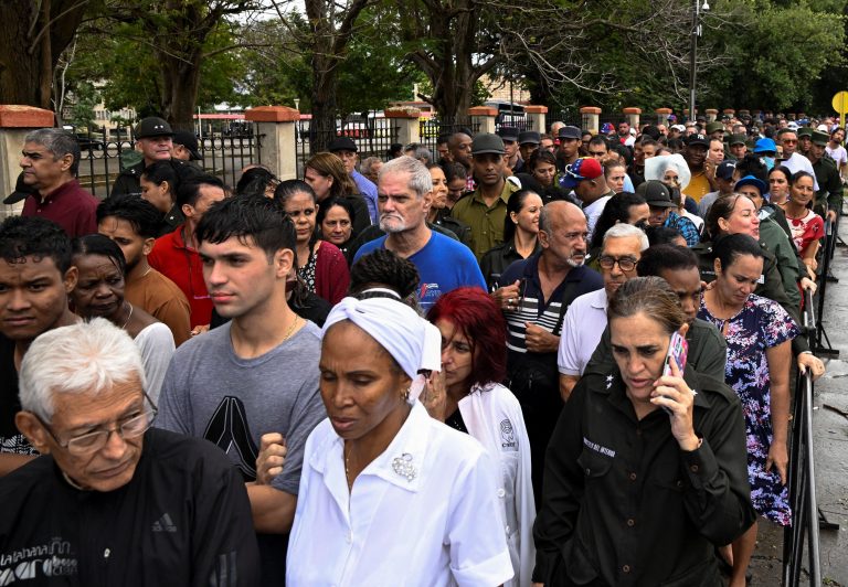 Kubánci protestujú pred ambasádou USA v Havane