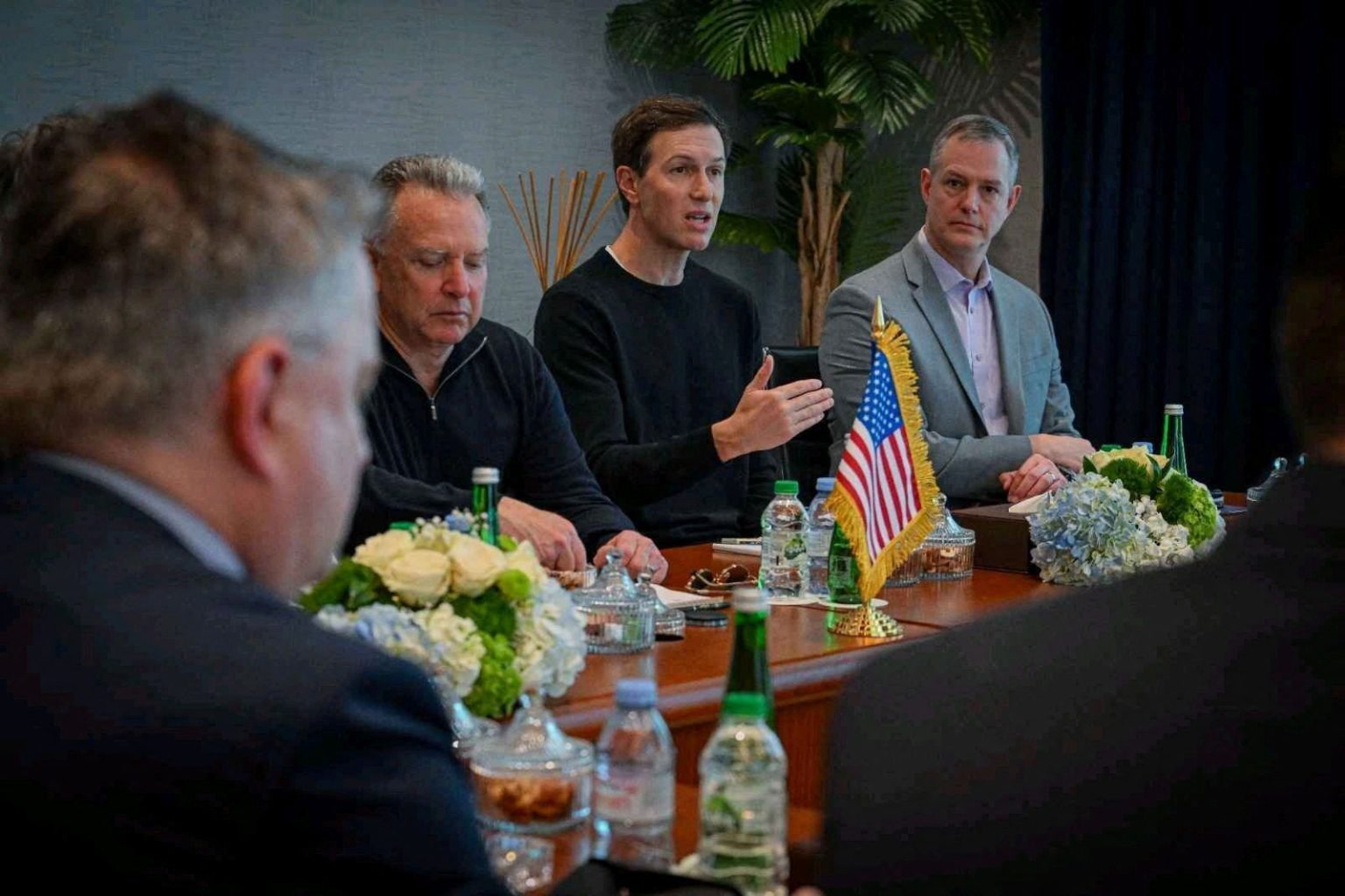 Jared Kushner hovorí, zatiaľ čo sedí vedľa osobitného vyslanca Spojených štátov Steva Witkoffa počas trojstranných rokovaní medzi USA, Ruskom a Ukrajinou v paláci Al Shati v Abú Zabí v Spojených arabských emirátoch. Foto: vláda SAE/Reuters