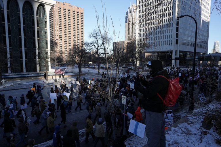 Tisíce demonštrantov v Minnesote a ďalších mestách protestujú proti ICE