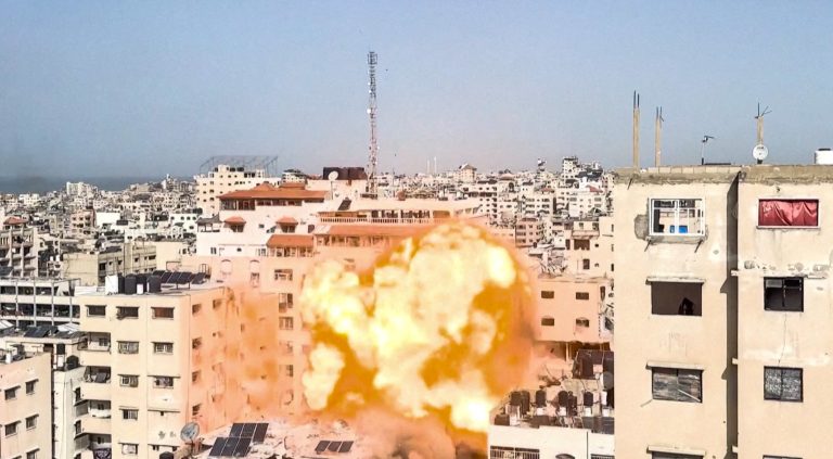 Izrael zasiahol Gazu najtvrdšie za týždne, hlásia desiatky mŕtvych