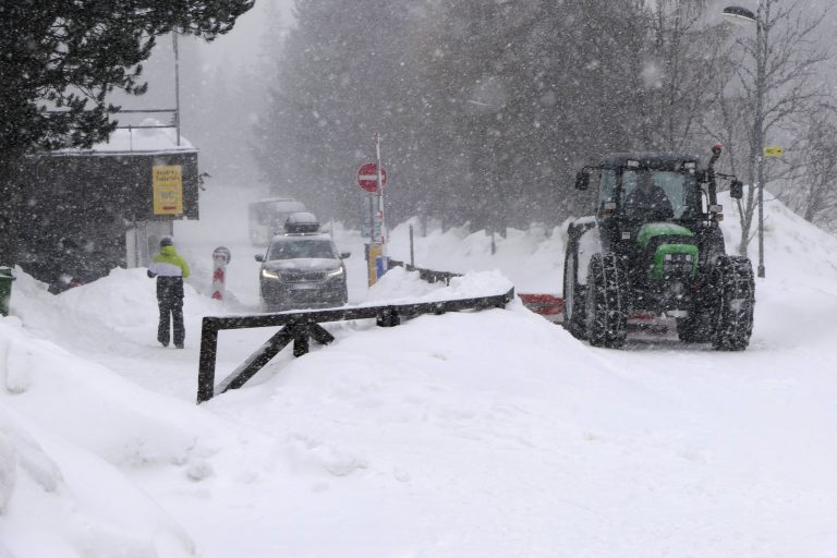 Pre silný vietor a sneženie je znížená rýchlosť na diaľnici pri Poprade