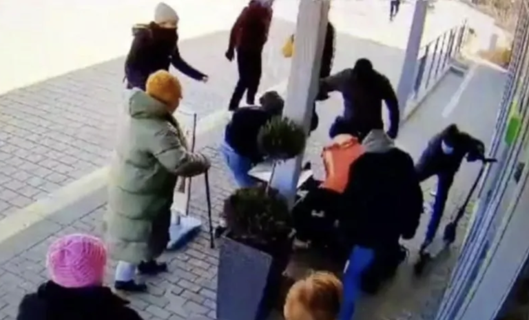 Eine Überwachungskamera filmt, wie Mitglieder der „Hammerbande“ in Budapest einen mutmaßlichen Neonazi mit Schlagstöcken attackieren. Foto: X (Twitter)