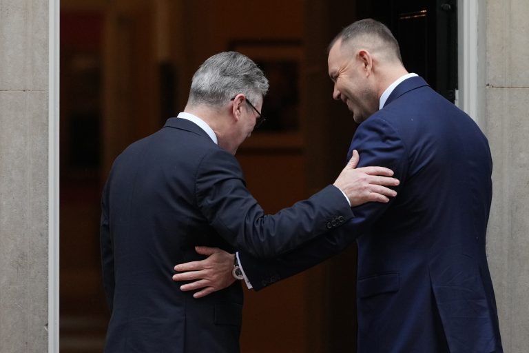 Nawrocki sa Starmerovi poďakoval za britských vojakov v Poľsku