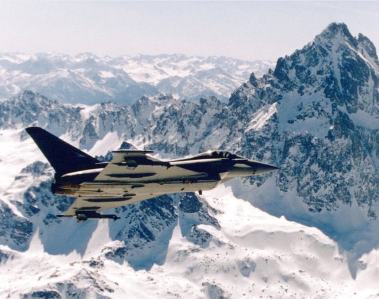 Eurofighter über den Alpen: Der milliardenschwere Jet-Kauf beschäftigt nun erneut die Justiz. Foto: Bundesheer.