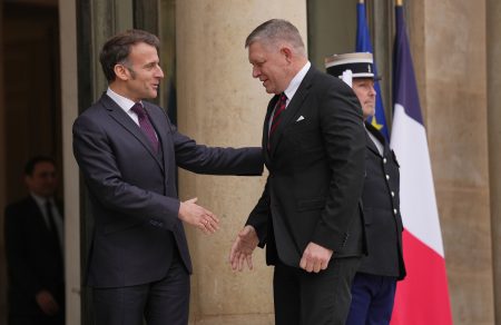 Macron privítal Fica v Elyzejskom paláci. Témou bola najmä jadrová energetika