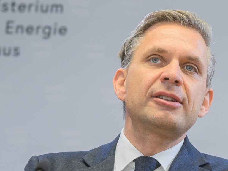 Wirtschaftsminister Wolfgang Hattmannsdorfer (ÖVP) reist Anfang März nach Kiew. Foto: Martin Juen/APA-Images/photonews.at