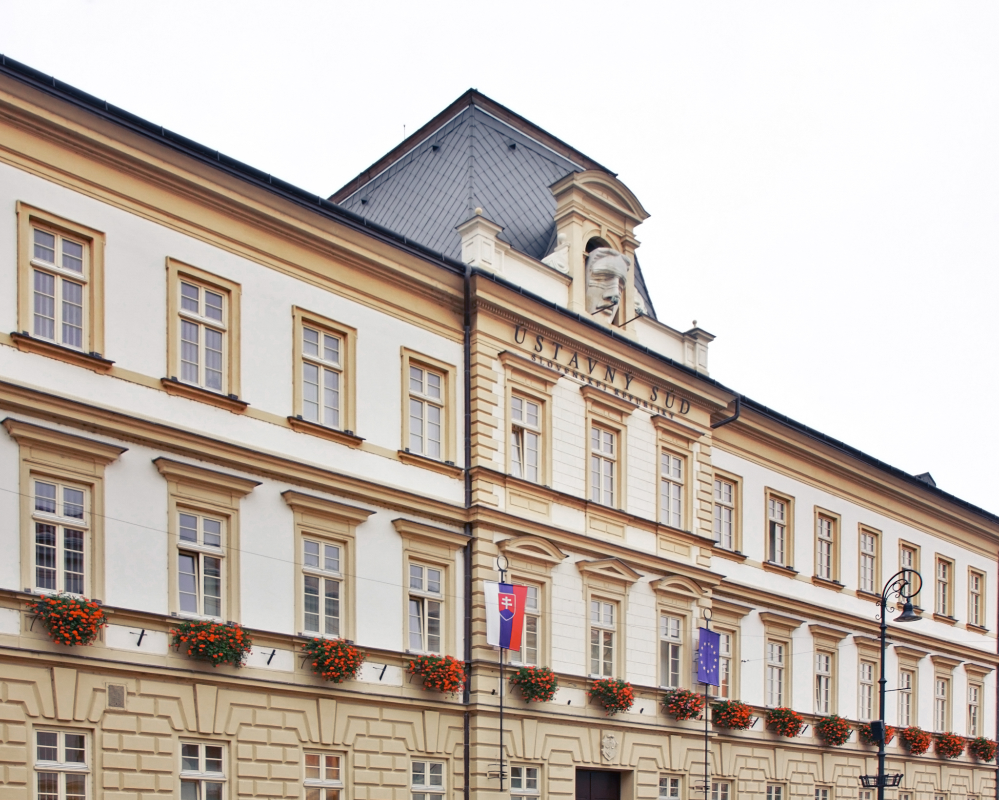 Vláda prehráva s mimovládkami a oznamovateľmi