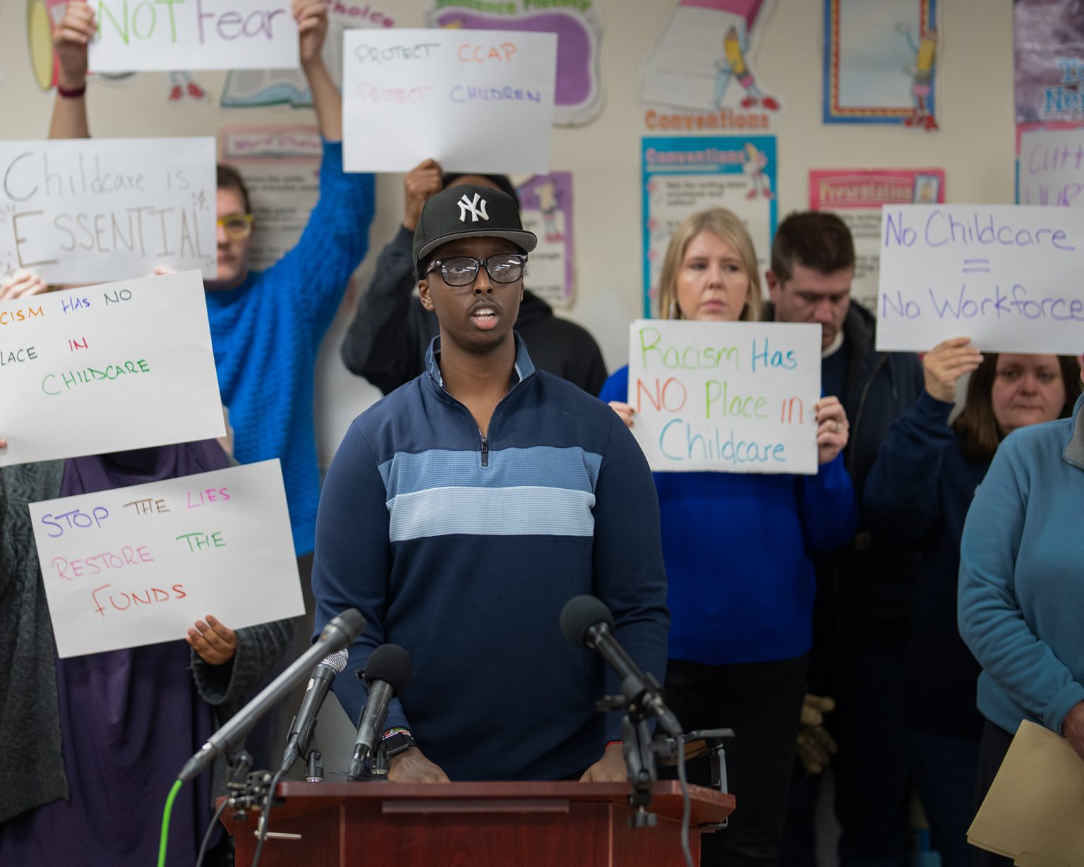 Nasrulah Mohamed, riaditeľ denného centra pre deti, hovorí počas tlačovej konferencie v dennej starostlivosti Nokomis Daycare Center v Minneapolis. Foto: Alex Kormann/The Minnesota Star Tribune via Getty Images