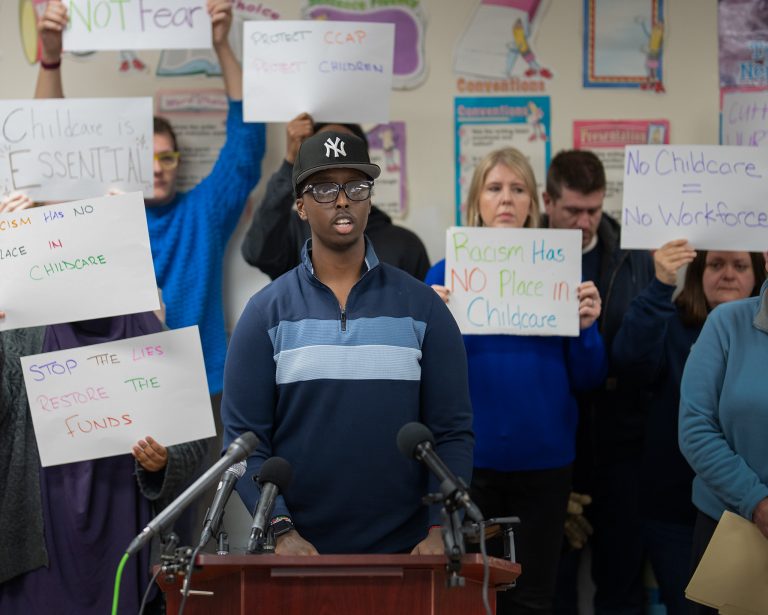 Nasrulah Mohamed, der Leiter der Kindertagesstätte, spricht während einer Pressekonferenz im Nokomis Daycare Center in Minneapolis. Foto: Alex Kormann/The Minnesota Star Tribune via Getty Images.