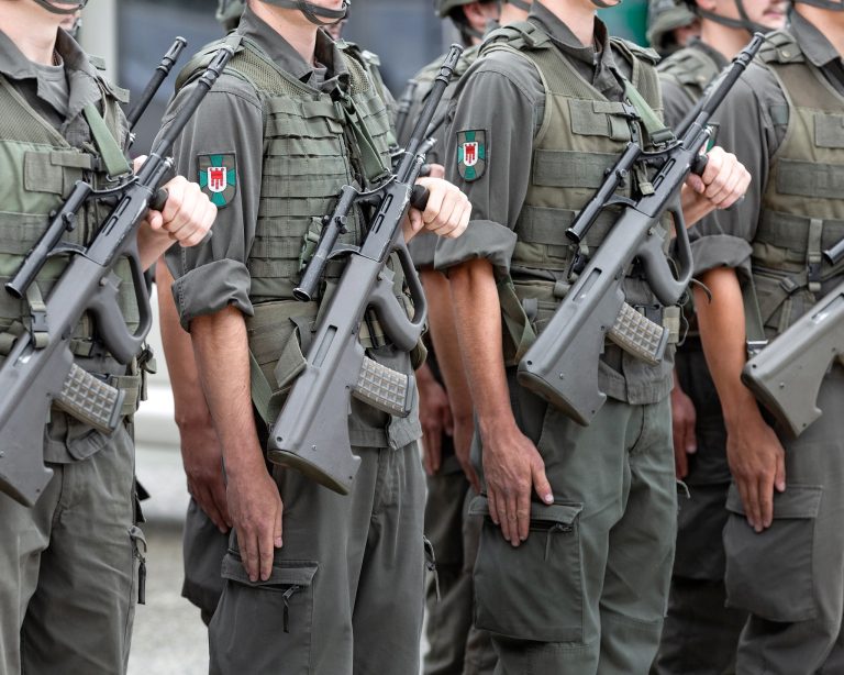 Bundesheer-Soldaten mit Sturmgewehren – die Debatte über Wehrdienst und Neutralität beschäftigt die Politik. Foto: APA-Images/Weingartner-Foto