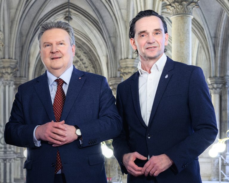 Bürgermeister Michael Ludwig mit Kurt Gollowitzer, dem abgelösten Geschäftsführer der Wien Holding. Foto: APA/MAX SLOVENCIK