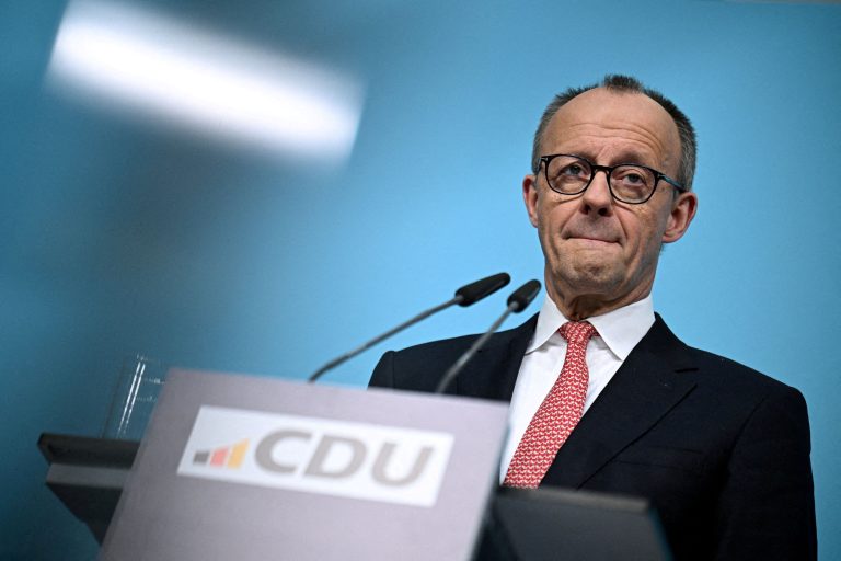 Merz chladí Weberove vízie o mierovej EÚ armáde