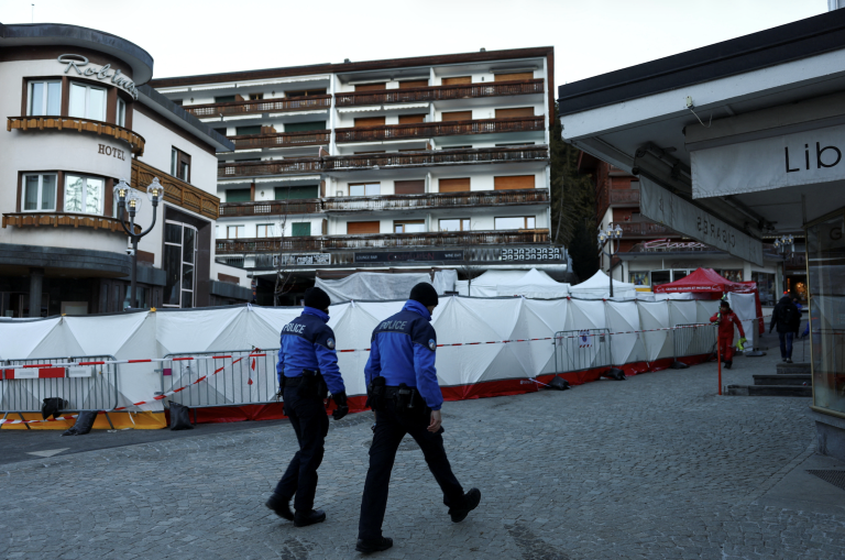 Dôsledky výbuchu a požiaru na silvestrovskej párty v bare "Le Constellation" v Crans-Montane. Foto: Denis Balibouse/Reuters