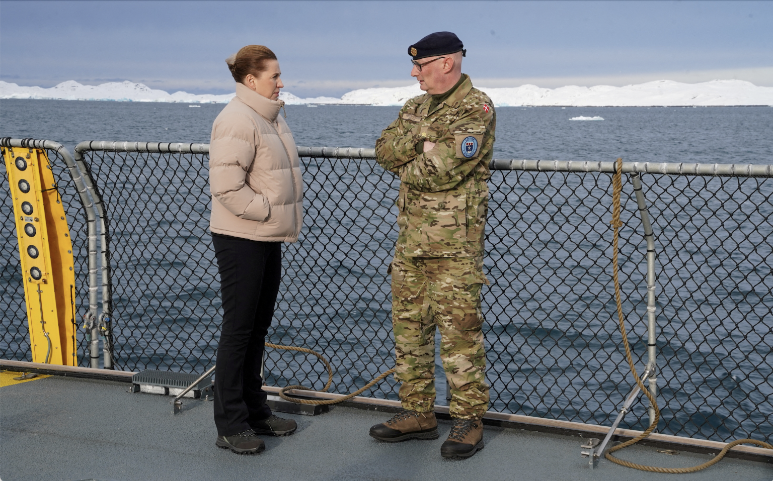 Denmark's Prime Minister Mette Frederiksen talks with the head of the Arctic Command Soeren Andersen. Foto: REUTERS/Tom Little