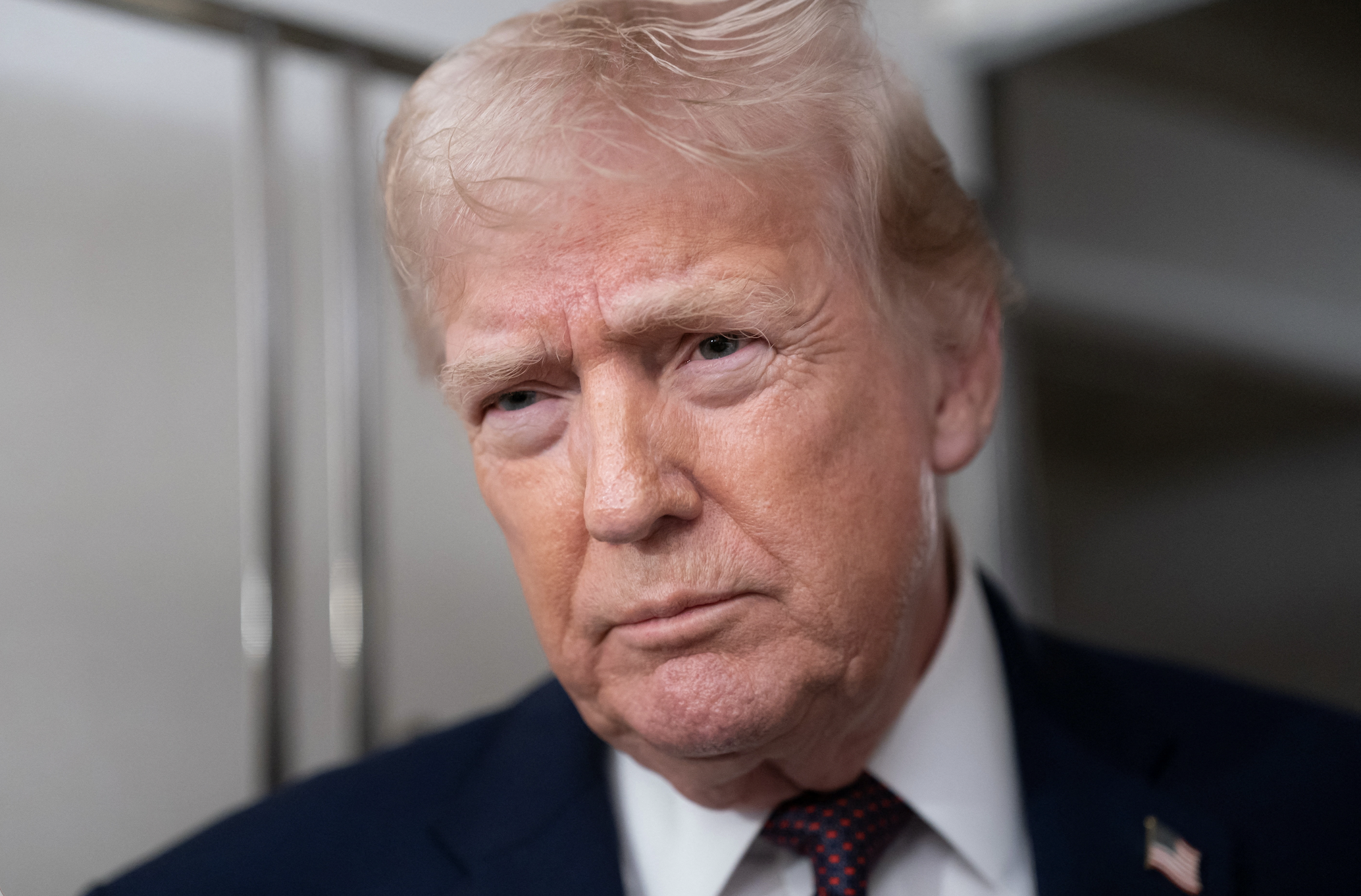 Pre protesty v Iráne zvažuje Trump aj vojenský zásah. Nasadil nové 25-percentné clá