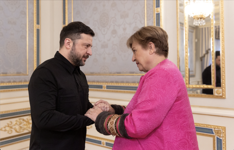 Wolodymyr Selenskyj begrüßt Kristalina Georgiewa. Foto: REUTERS/Ukrainian Presidential Press Service