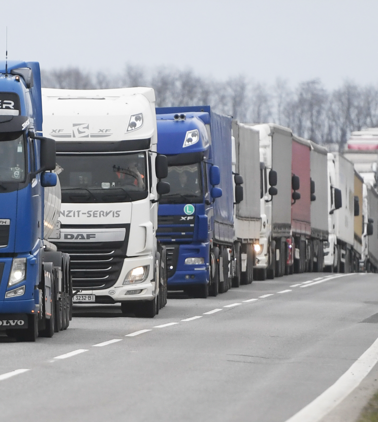 Dopravcovia chcú menej kamiónov na cestách, brzdia ich úrady