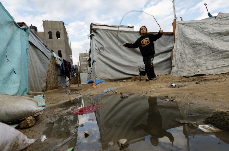 Izrael rozširuje kontrolu v Gaze, vyzýva rodiny na evakuáciu