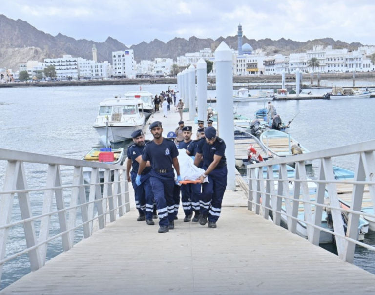 Pri Ománe sa prevrátila loď s turistami, zomrelo niekoľko Francúzov