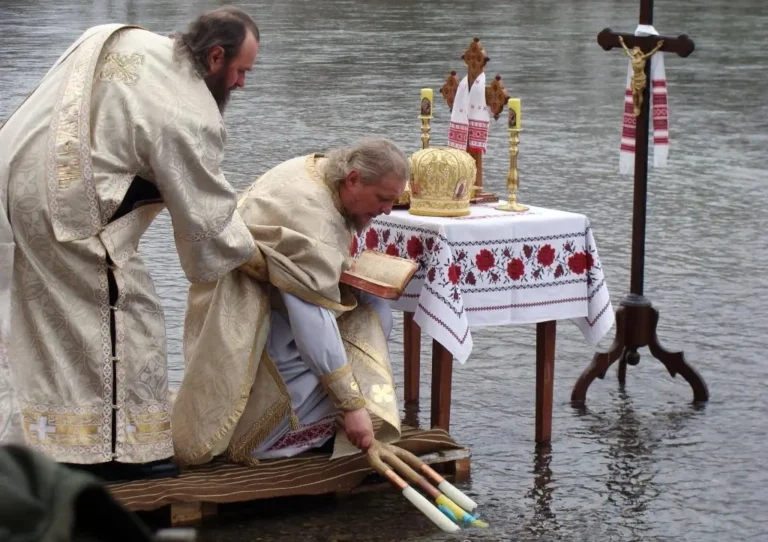 Veľké svätenie vody na rienke Sanok v deň Zjavenia Pána. Foto: wikimedia