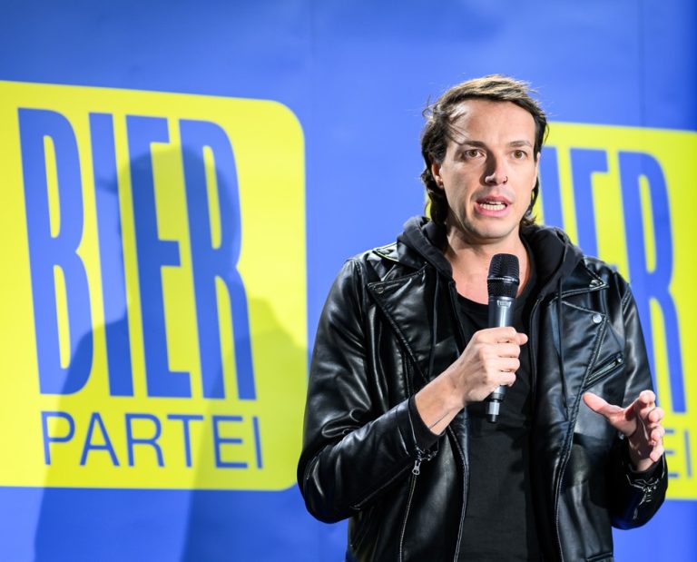 Dominik Wlazny, Vorsitzender der Bierpartei; Foto: APA-Images / APA / MAX SLOVENCIK
