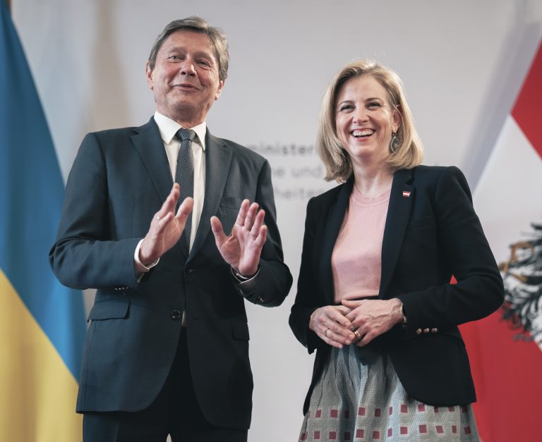 Wolfgang Anzengruber und Außenministerin Beate Meinl-Reisinger – eine parlamentarische Anfrage wirft Fragen zur Tätigkeit des Ukraine-Beauftragten auf; Foto: Martin Juen/APA-Images/photonews.at