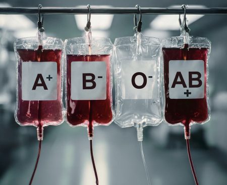 Zásoby univerzálnej krvi klesli. Dôvodom je chrípka aj viac operácií