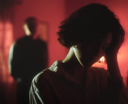 Obete domáceho násilia môžu trpieť rovnakým poškodením mozgu ako športovci