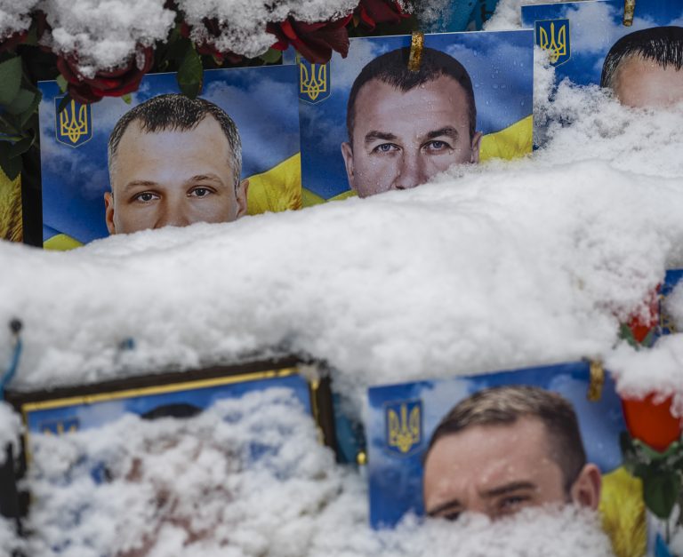 Porträts gefallener Soldaten der ukrainischen Streitkräfte und mit Schnee bedeckte Flaggen. Foto: Maxym Marusenko/NurPhoto via Getty Images