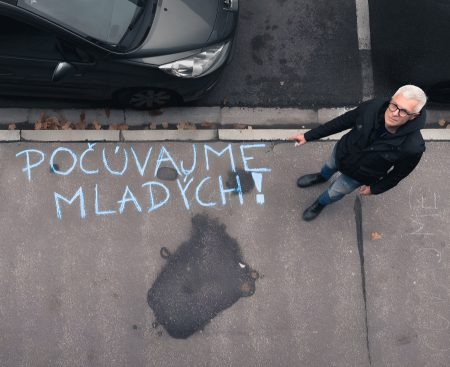 Revolúcia mladých: raz čarbú kriedou, potom idú „na stráž“