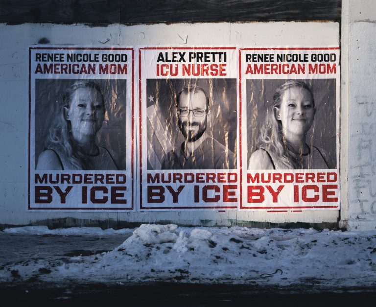 Posters of Alex Pretti and Renee Good are seen pasted to the wall of a building. Foto: Stephen Maturen/Getty Images